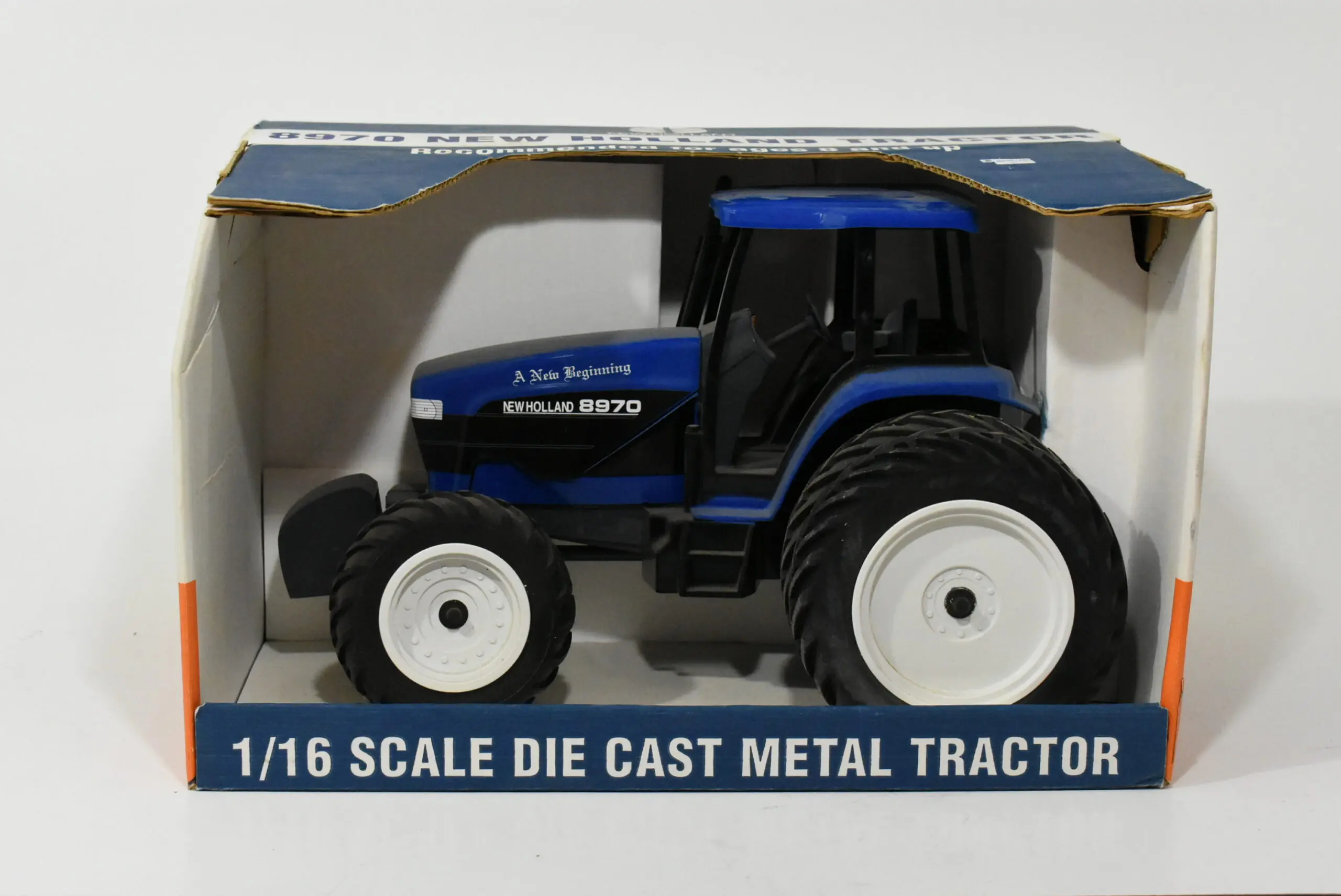 NEW HOLLAND 8970 トラクター ミニカー 模型 1/16 New Holland 8970 Tractor With Duals, A New Beginning