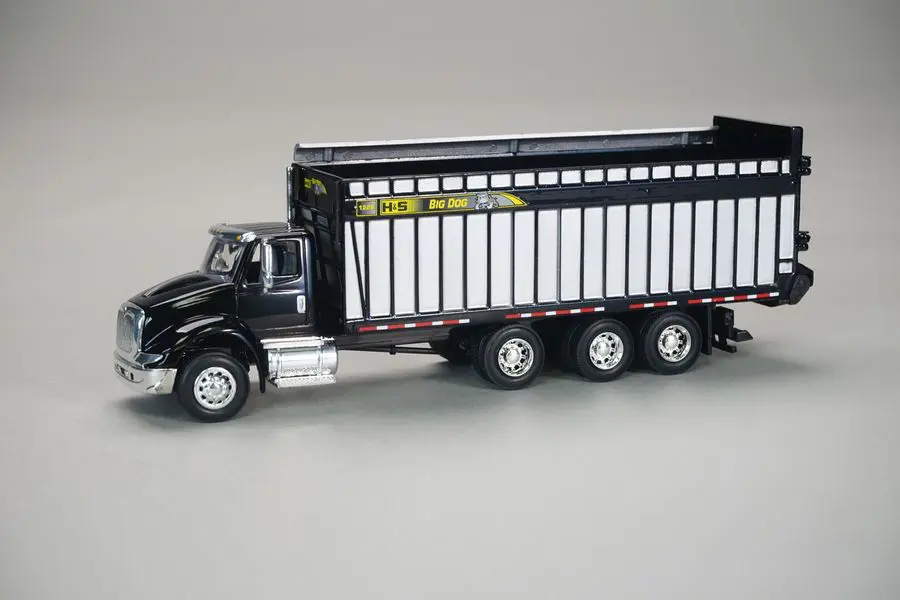 1/64 Black International 8600 Truck With H&S Big Dog 1226 Forage