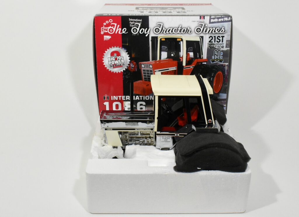 1/16 International Harvester 1086 Tractor W/ Dual Rear Wheels, Toy