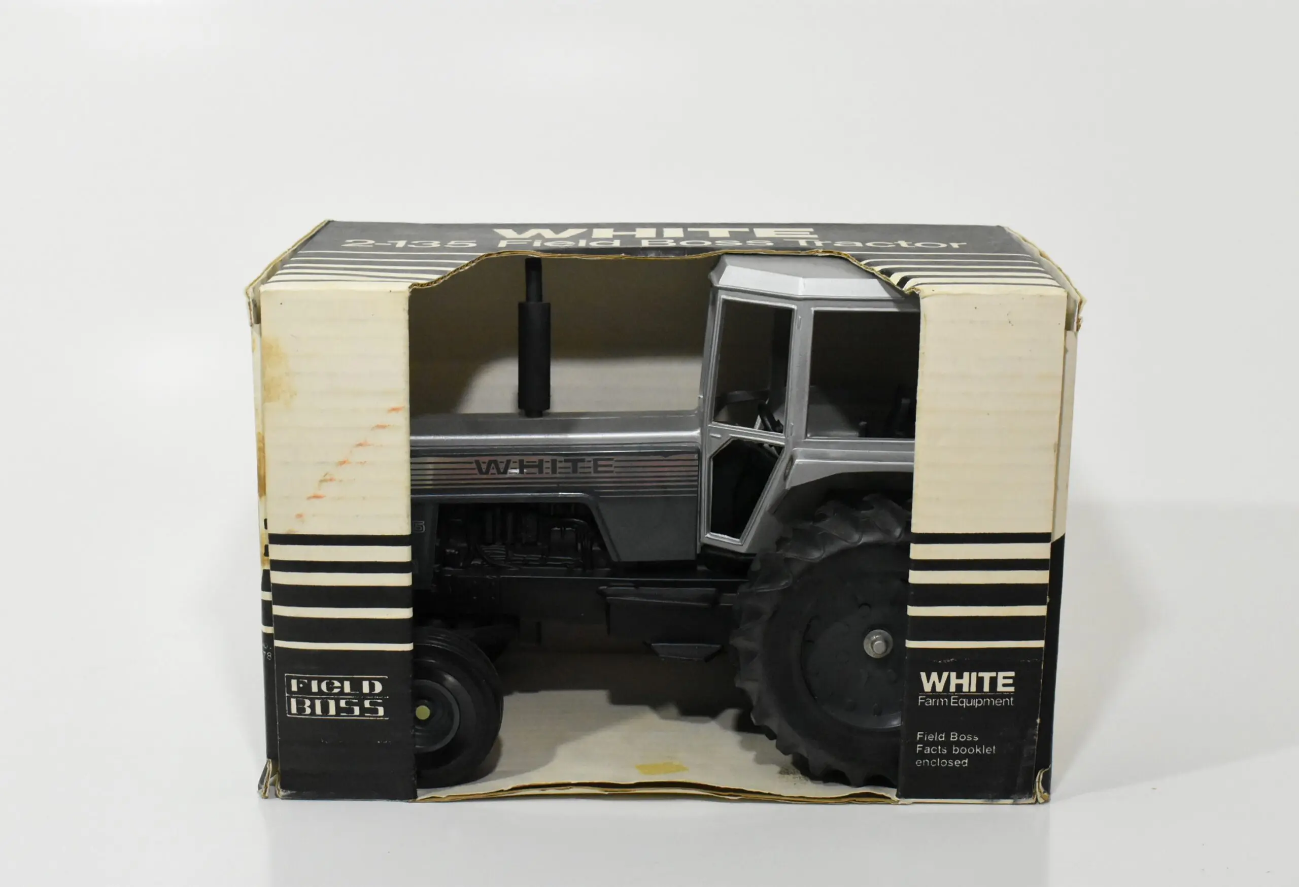 Scale top Models WFE 2-135 Field Boss Front Assist Tractor 1/16 in box