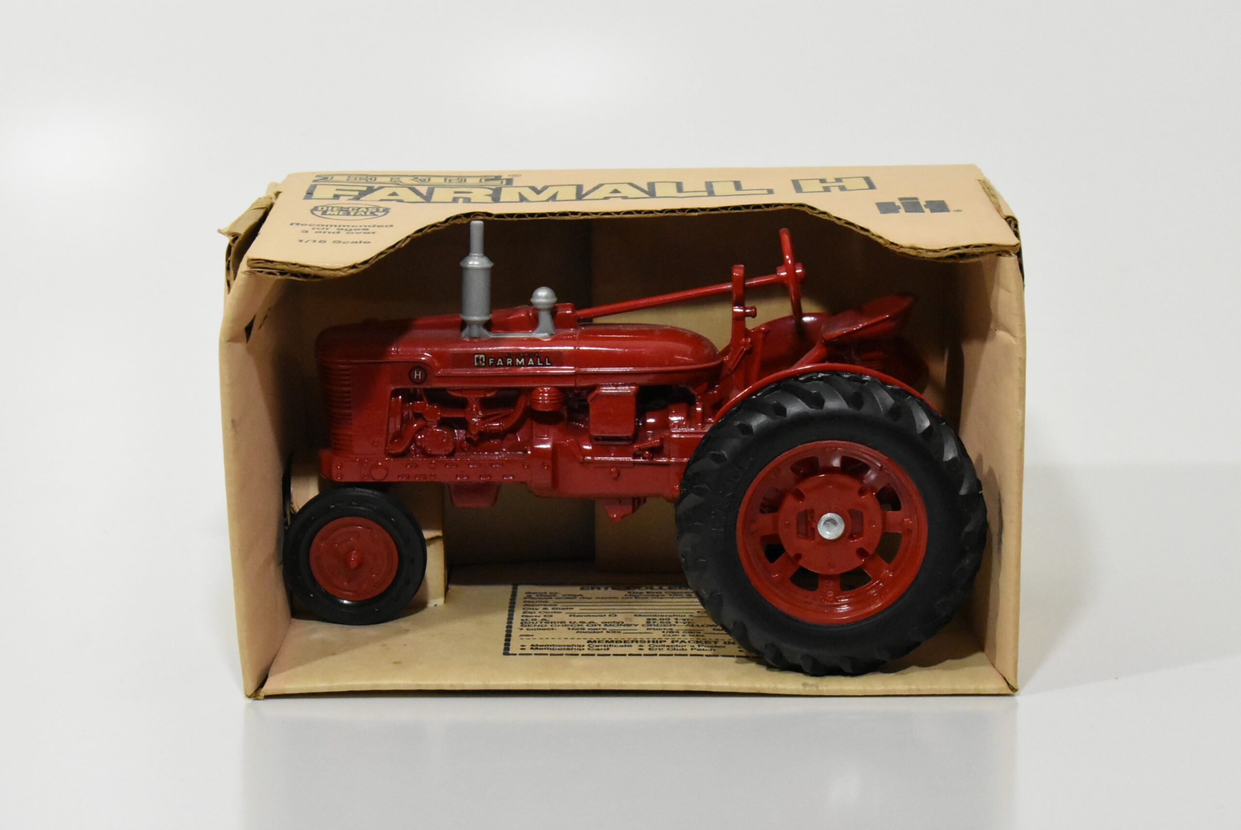 1/16 Farmall H Narrow Front Tractor - Daltons Farm Toys