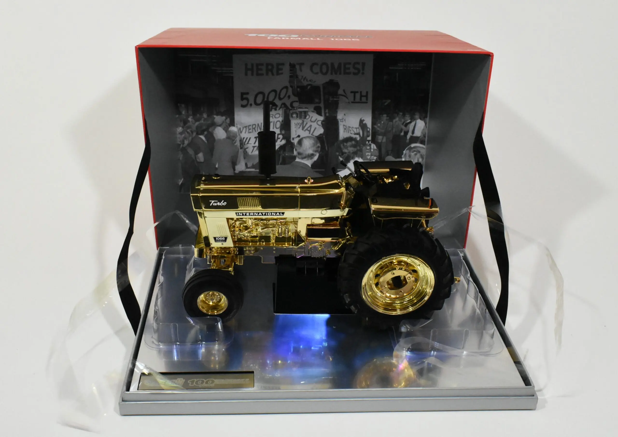 1/16 International Harvester Farmall 1066 Tractor With White Panel