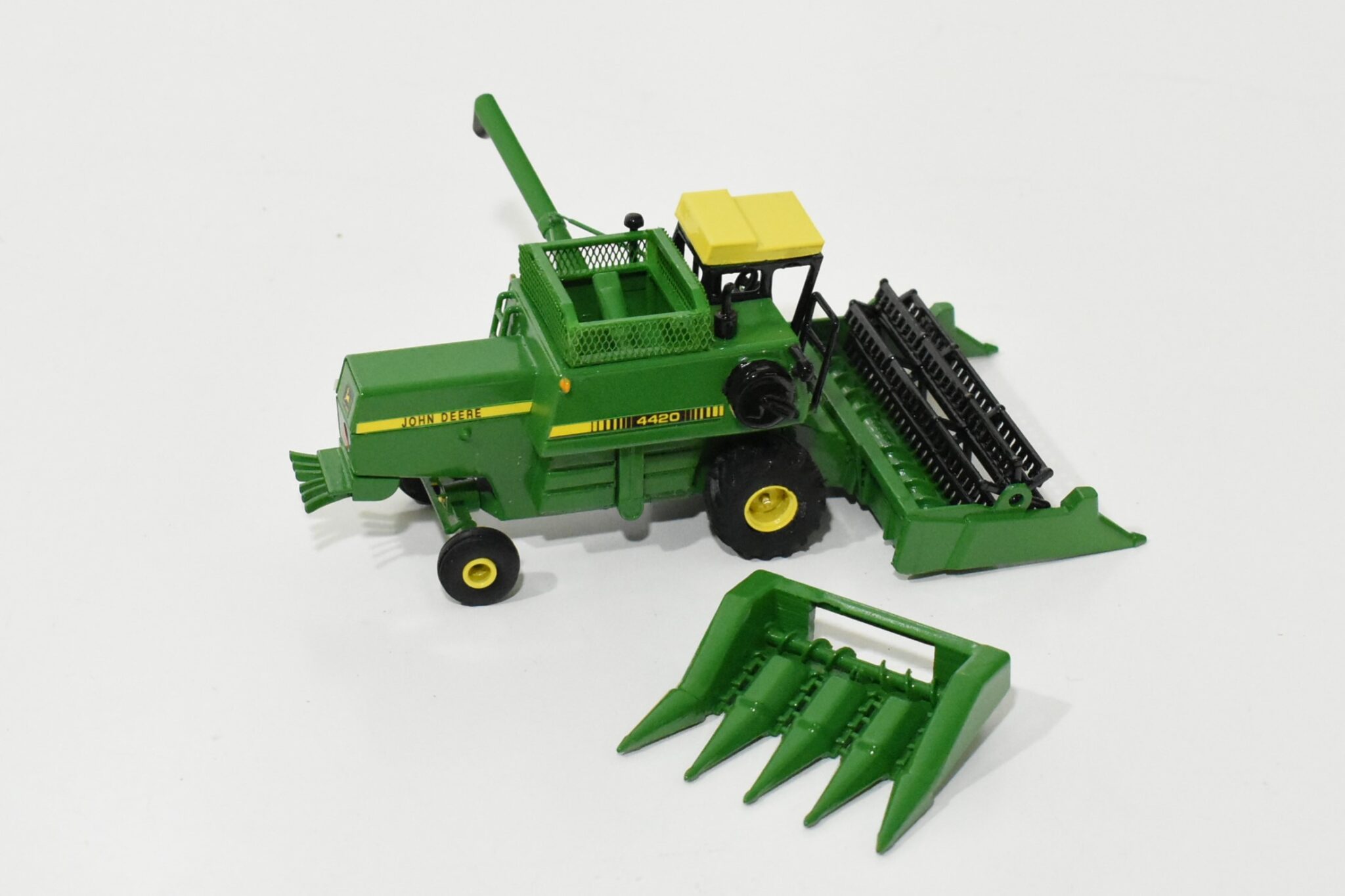 164 Custom John Deere 4420 Combine With 4 Row Corn And Grain Heads Daltons Farm Toys 1817