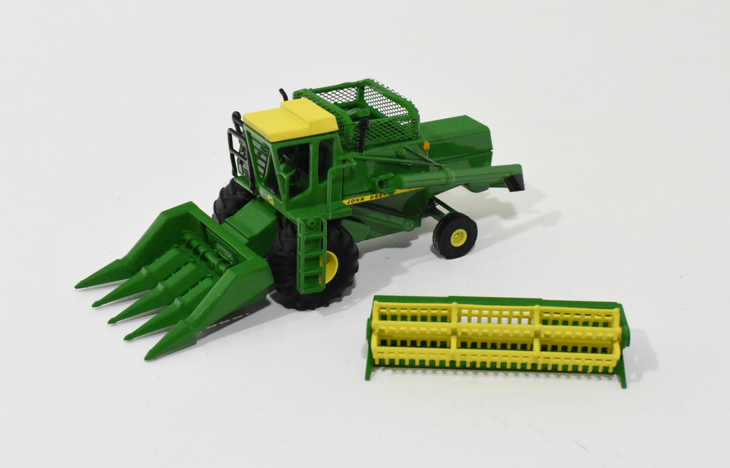 164 Custom John Deere 4400 Combine With Green Tank 4 Row Corn And Grain Heads Daltons Farm Toys 1598