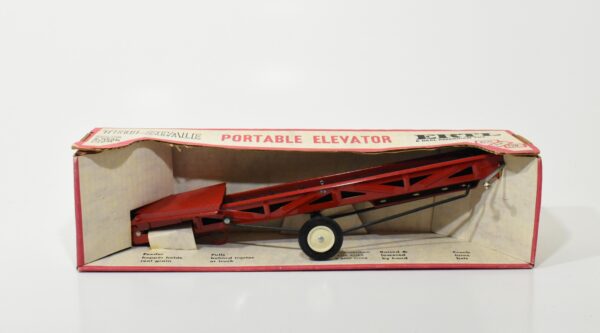 1/16 International Harvester Portable Elevator In Tru-Scale Box