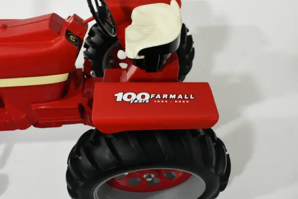 1/8 International Harvester 1066 Tractor With Wide Front & White