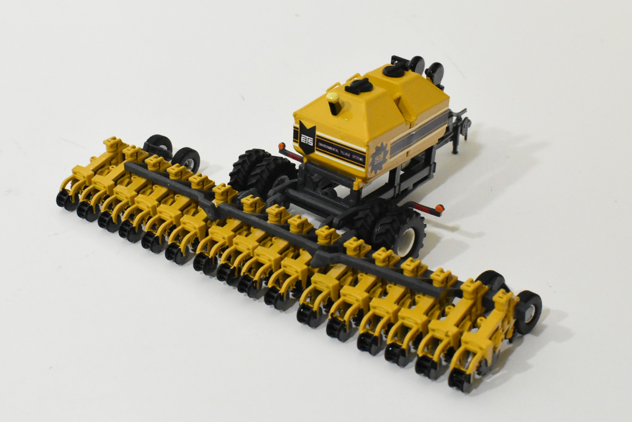1/64 16 Row Soil Warrior Tillage System - Dalton's Farm Toys