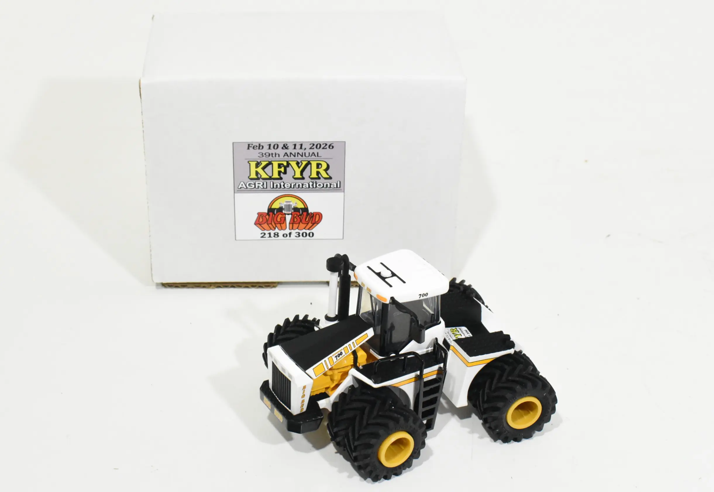 1/64 Big Bud 700 Constuction White 4wd Tractor With Duals, KFYR