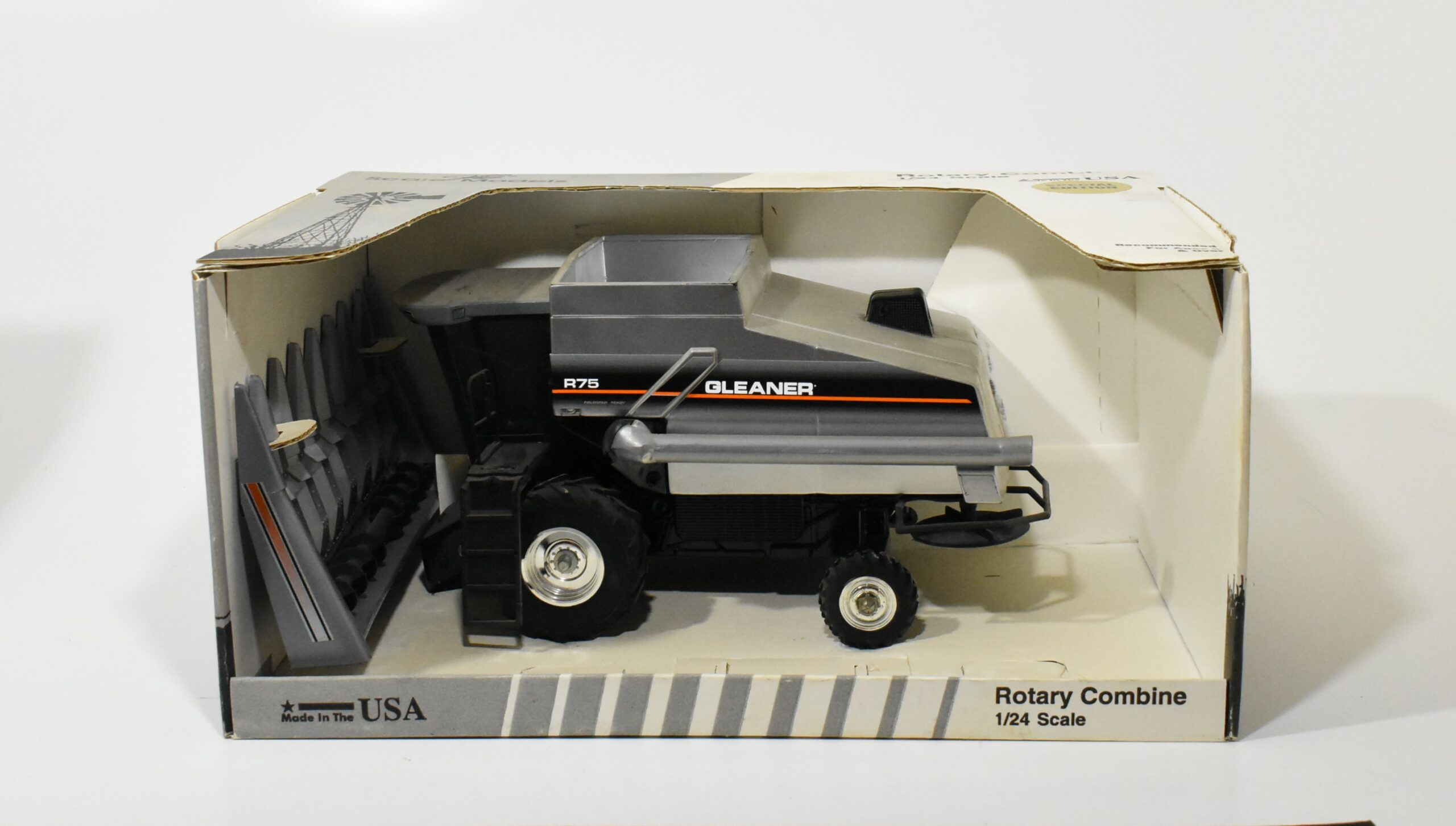 1/24 Gleaner R75 Combine With Chrome Rims Daltons Farm Toys