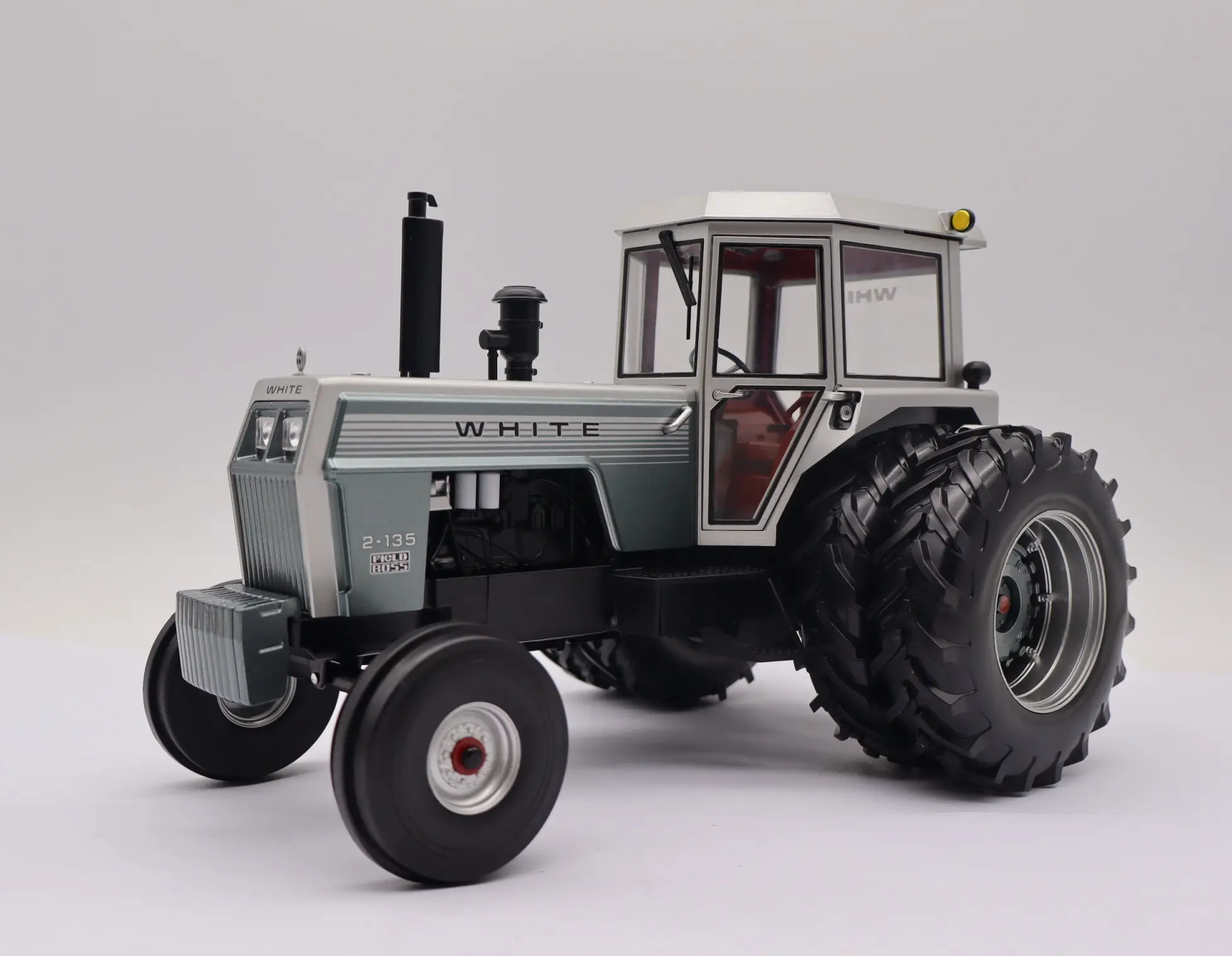 G1950 ホワイト 置物 1/16 White 2-135 Silver Stripe Tractor With Duals, 2026 Heartland