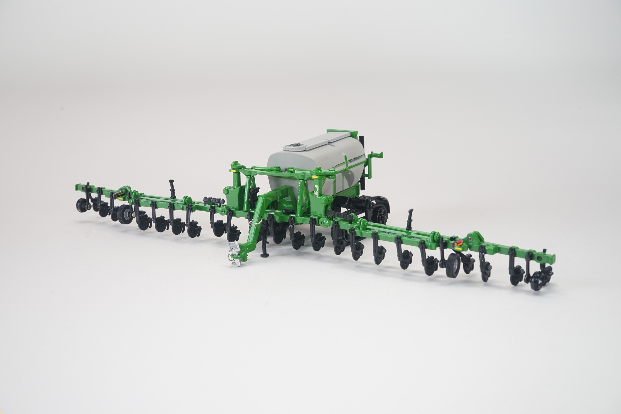 1/64 Unverferth Nutrimax 2600 Applicator With Tracks, Green