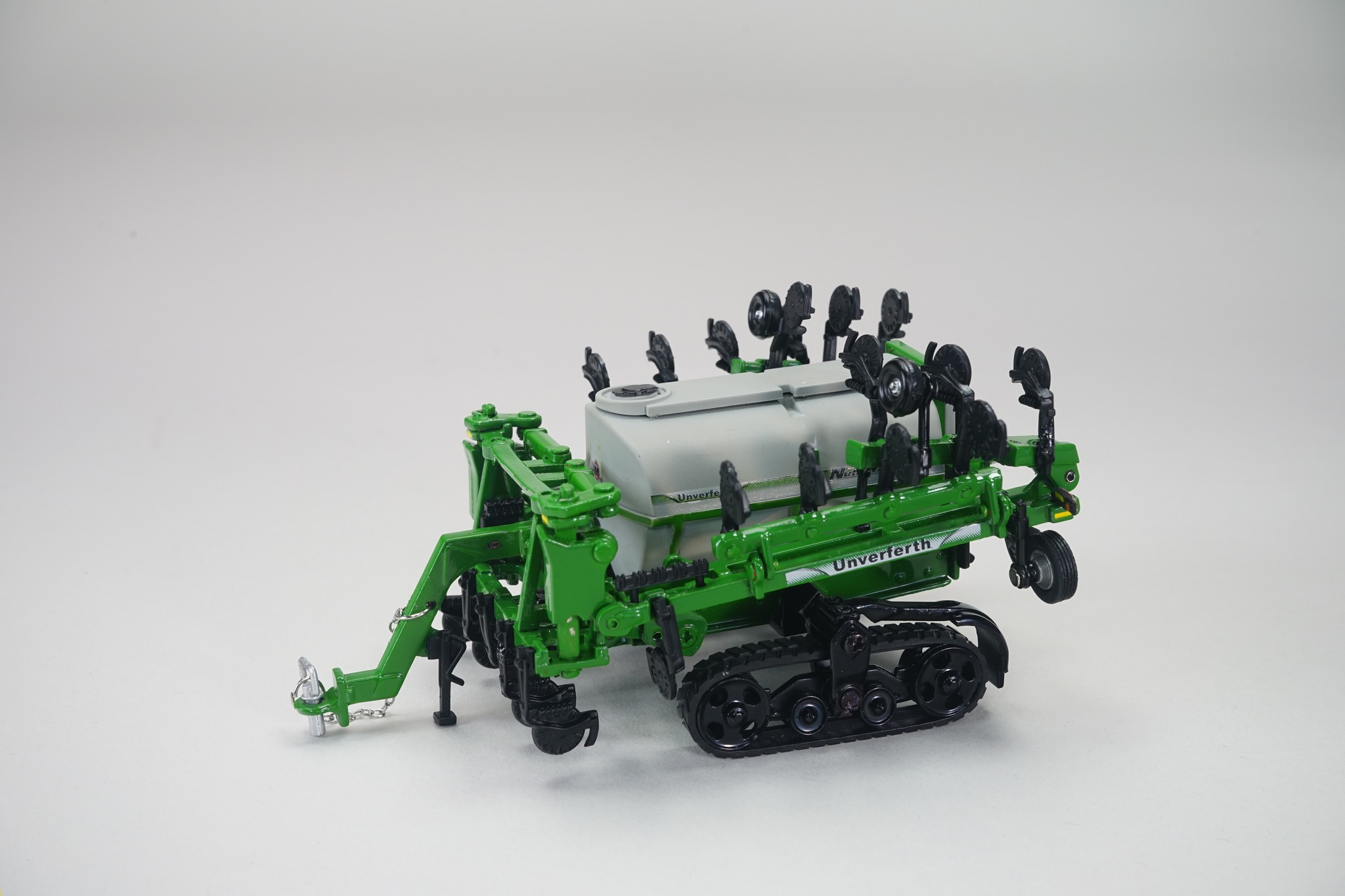 1/64 Unverferth Nutrimax 2600 Applicator With Tracks, Green