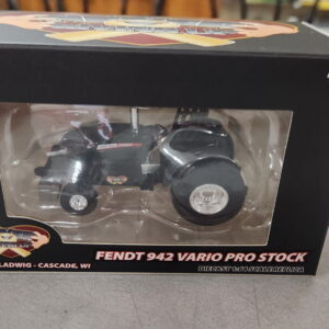 1/64 Fendt 942 Pulling Tractor