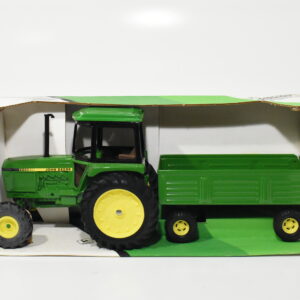 1/16 John Deere Utility Tractor& Wagon Set