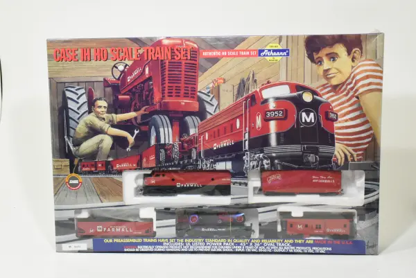 1/87 Case IH HO Train Set With Farmall M Tractors