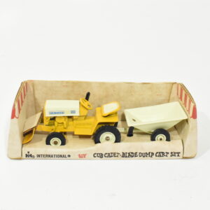 Vintage 1/16 Cub Cadet 122 Lawn & Garden Tractor Set With Cart