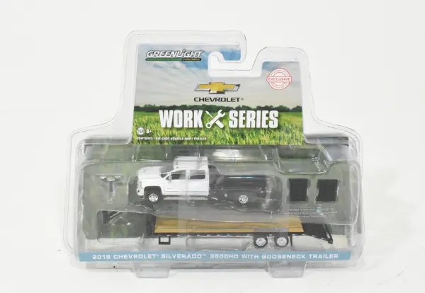 1/64 2018 White Chevy Silverado 3500 Pickup Truck With Flatbed