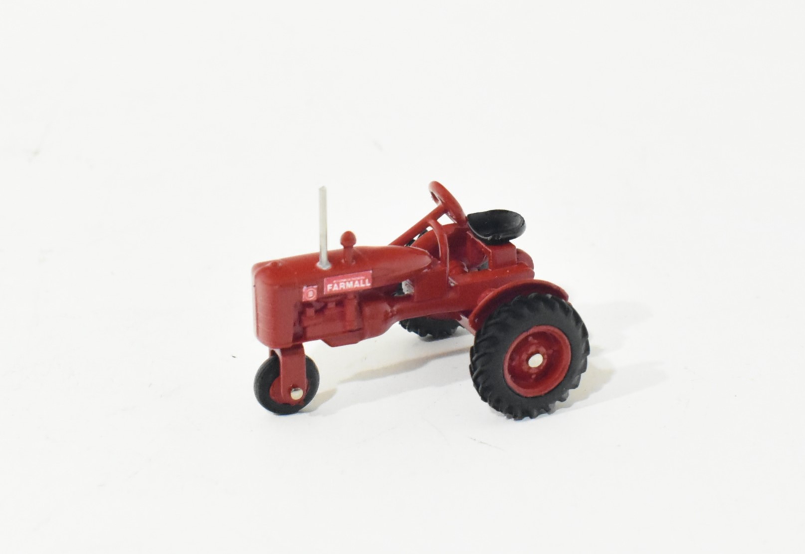 1/64 International Harvester Farmall B Tractor With Single Front Wheel